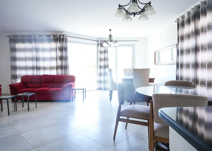 Apartment Spacious 4br Einbay Overlooking & Golf