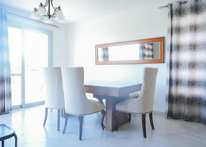 Spacious 4br Einbay Overlooking & Golf Apartment