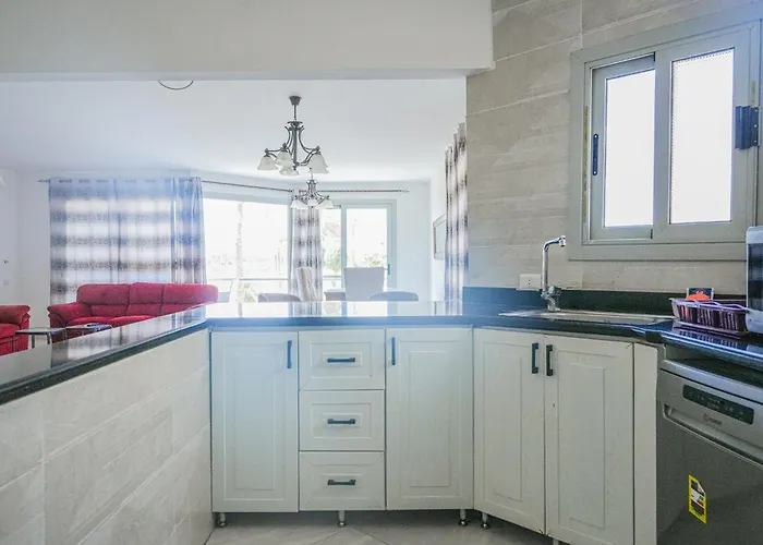 Spacious 4br Einbay Overlooking & Golf