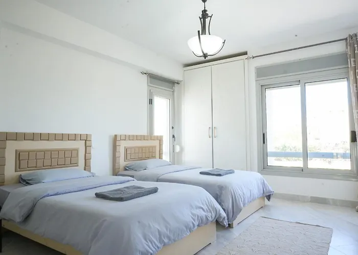 Spacious 4br Einbay Overlooking & Golf