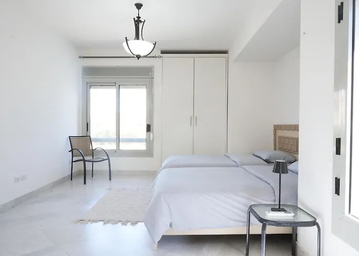 Spacious 4br Einbay Overlooking & Golf