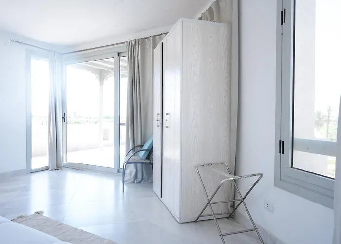 Spacious 4br Einbay Overlooking & Golf *